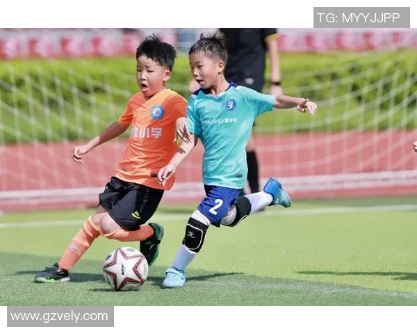 足球明星齐聚厦门展现球技引发球迷热潮与城市激情碰撞